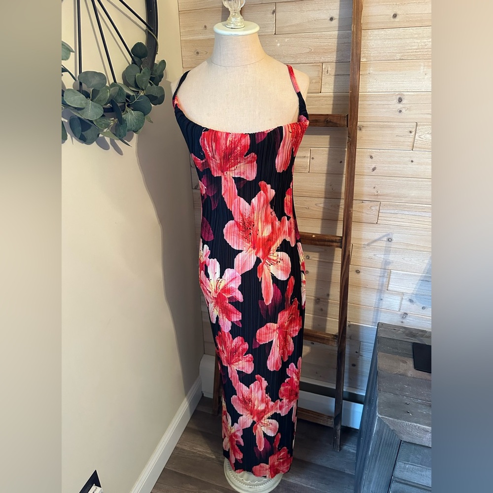 Pretty little thing floral plisse maxi dress - Picture 2 of 11
